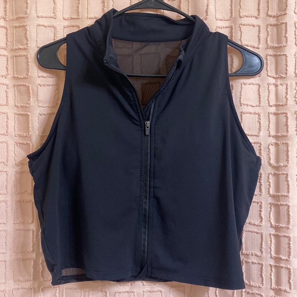 black cropped gym attire muscle tee